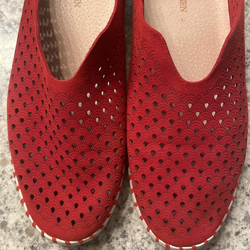Isle Jacobsen Red Tulip Perforated Sneakers EU 40 US 9.5 - Picture 2 of 6